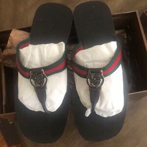 Vintage Gucci flip flops